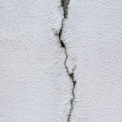 外壁のひび割れを放置する危険性と補修方法について